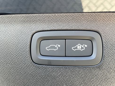 New 2025 Volvo XC90 T8 Plus w/ Protection Package Premier image 9