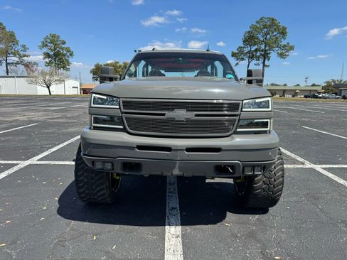 Used 2004 Chevrolet Suburban Z71 w/ Preferred Equipment Group image 3