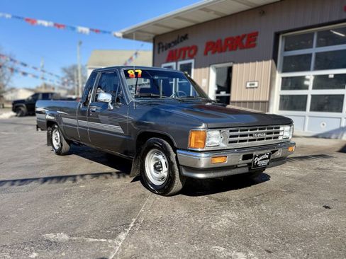 Used 1987 Toyota Pickup Deluxe image 2