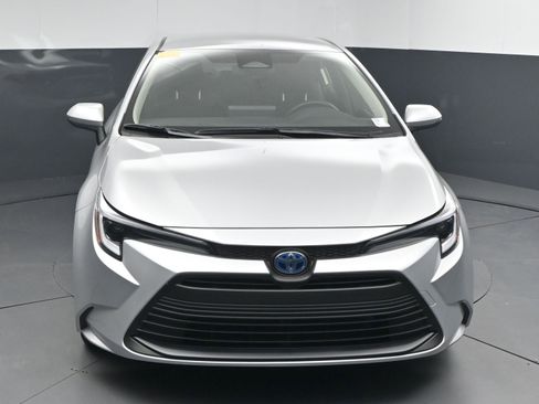 Used 2025 Toyota Corolla LE image 2