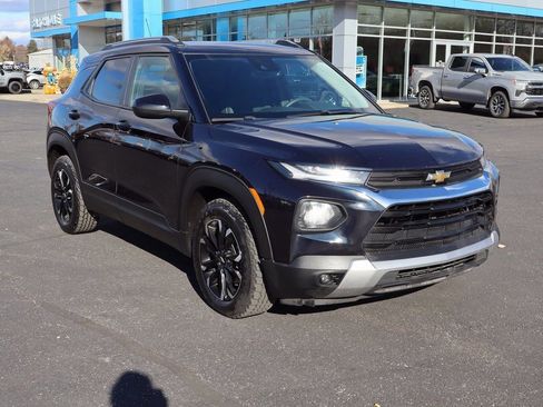 Used 2021 Chevrolet TrailBlazer LT w/ Convenience Package FWD image 2