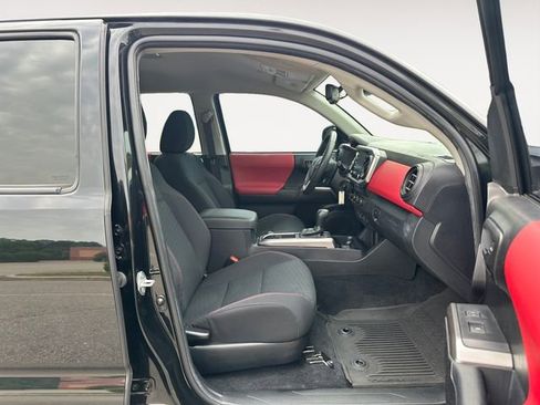 Used 2022 Toyota Tacoma SR5 AWD/4WD image 15
