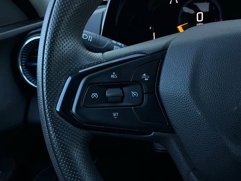 Used 2025 Chevrolet Trax LT image 32