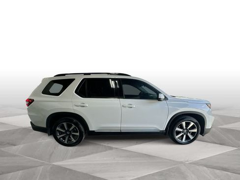 Used 2025 Honda Pilot Touring image 9