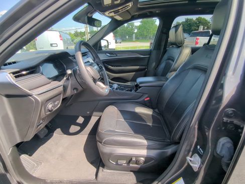 Used 2023 Jeep Grand Cherokee Overland AWD/4WD image 15