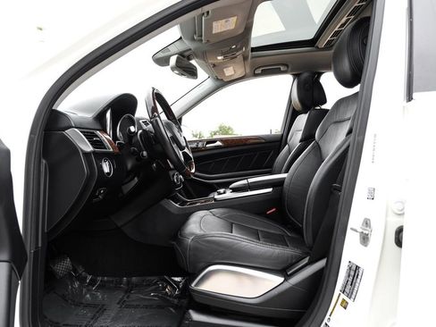 Used 2015 Mercedes-Benz GL 550 4MATIC image 3