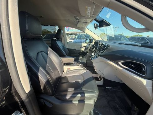 Used 2023 Chrysler Pacifica Touring-L FWD image 24