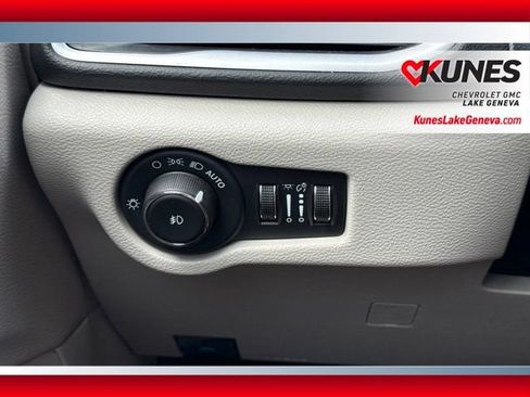 Used 2024 Chrysler Pacifica Touring-L FWD image 26