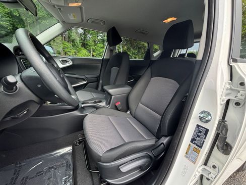 Used 2025 Kia Soul LX w/ LX Technology Package FWD image 35