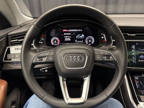 Used 2023 Audi Q8 Premium image 21