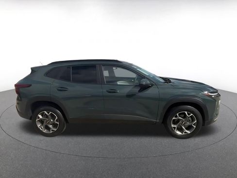 Used 2025 Chevrolet Trax LT FWD image 16
