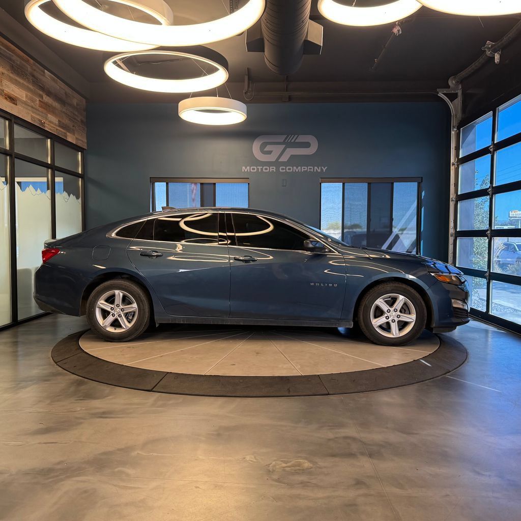 Used 2025 Chevrolet Malibu LS FWD image 2