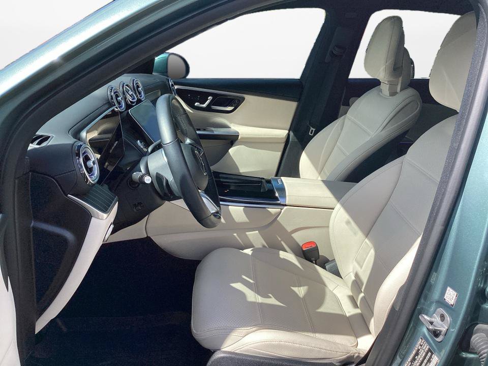 Used 2025 Mercedes-Benz GLC 300 4MATIC image 11