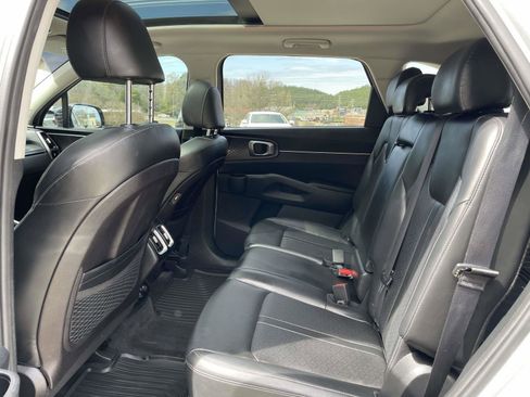 Used 2022 Kia Sorento S w/ Panoramic Sunroof Package image 3