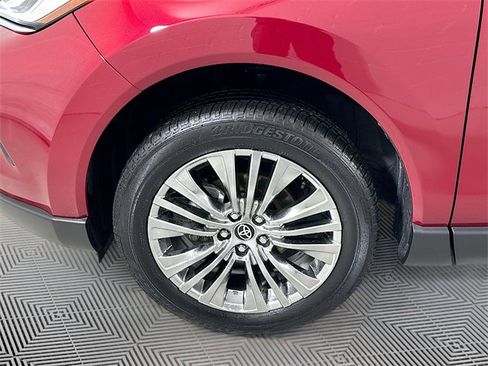 Used 2024 Toyota Venza Limited image 29