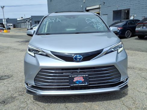 Used 2022 Toyota Sienna Platinum image 2