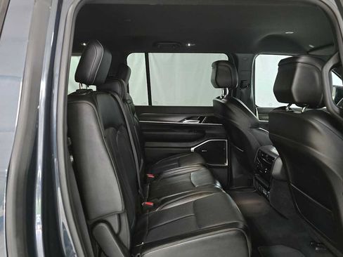 Used 2024 Jeep Wagoneer L Series II w/ Flexible Seating Group AWD/4WD image 15