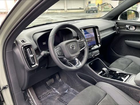 Used 2023 Volvo XC40 Recharge Ultimate image 17