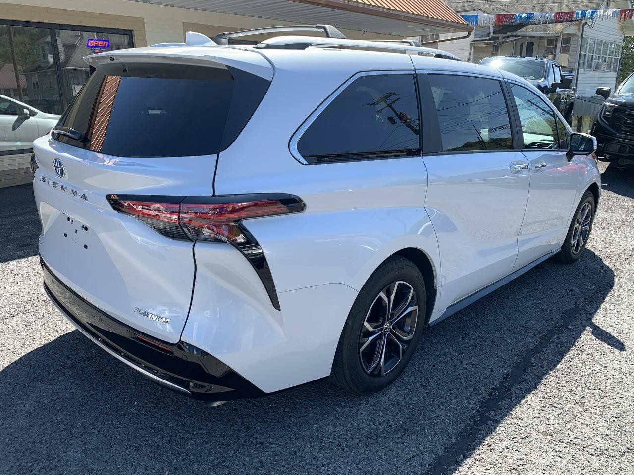Used 2025 Toyota Sienna Platinum AWD/4WD image 5