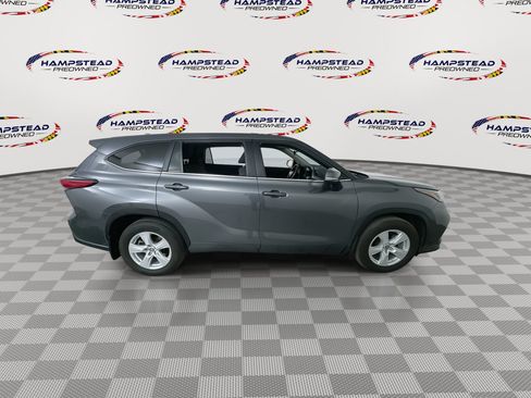 Used 2023 Toyota Highlander LE AWD/4WD image 9