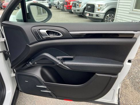 Used 2014 Porsche Cayenne S image 13
