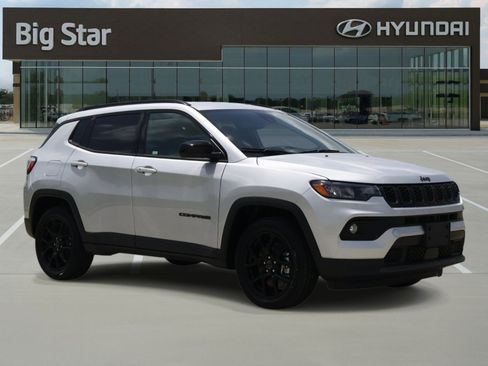Used 2026 Jeep Compass Latitude AWD/4WD image 6