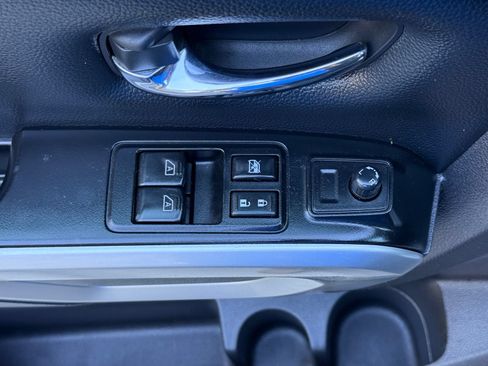 Used 2017 Nissan Titan SV RWD image 12