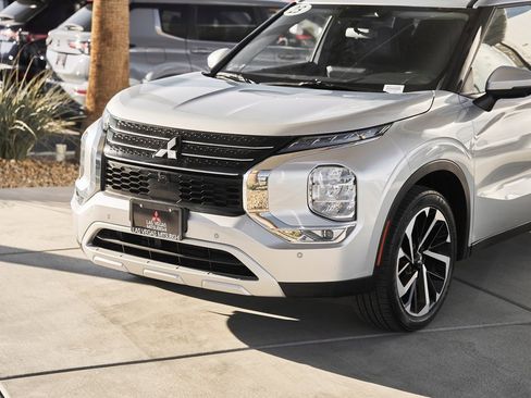 Used 2023 Mitsubishi Outlander SE image 5