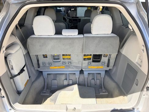 Used 2012 Toyota Sienna LE image 17