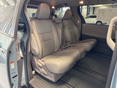 Used 2017 Toyota Sienna XLE w/ XLE Navigation Package FWD image 20
