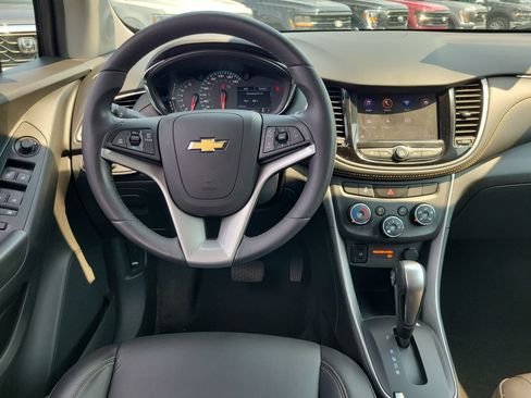 Used 2022 Chevrolet Trax LT w/ Premium Seat Package AWD/4WD image 12