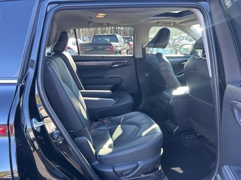 Used 2023 Toyota Highlander Limited image 13