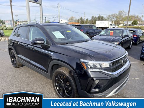 Used 2023 Volkswagen Taos SE w/ Panoramic Sunroof Package image 1