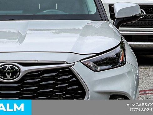 Used 2024 Toyota Highlander LE FWD image 14