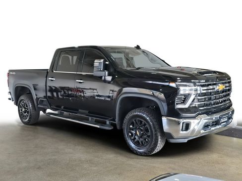 Used 2024 Chevrolet Silverado 2500 LTZ w/ LTZ Convenience Package AWD/4WD image 3