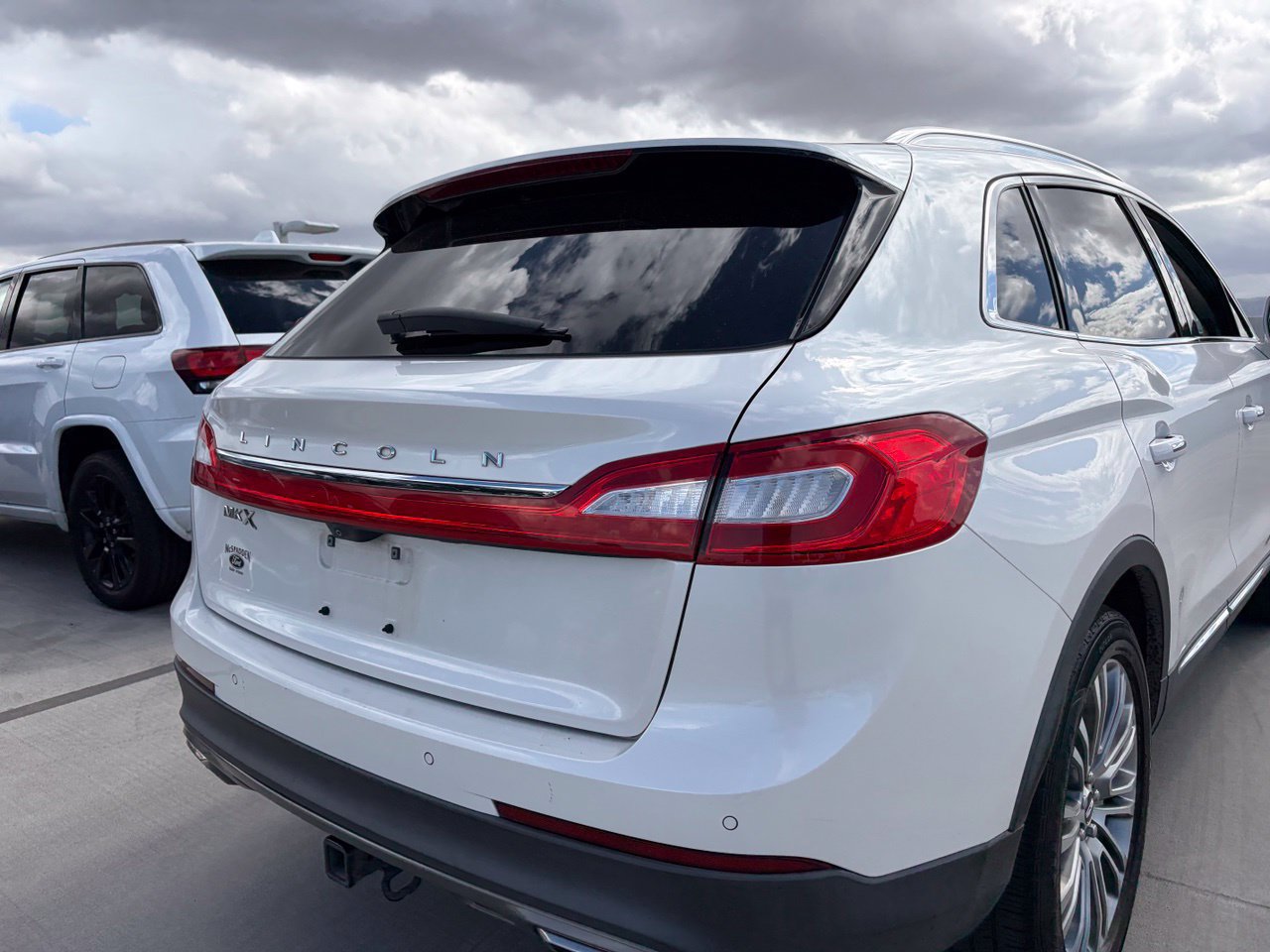 Used 2017 Lincoln MKX Reserve w/ Driver Assistance Package FWD image 4