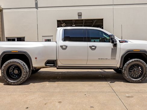 Used 2024 GMC Sierra 3500 Denali w/ Technology Package AWD/4WD image 11