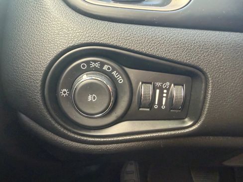 Used 2016 Jeep Renegade Limited image 17