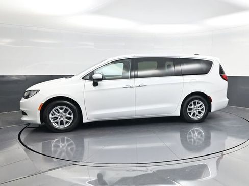 Used 2023 Chrysler Voyager LX FWD image 6