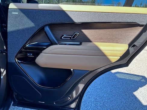 Used 2024 Land Rover Range Rover Sport SE image 35