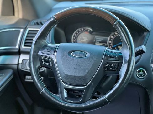 Used 2017 Ford Explorer Platinum image 34