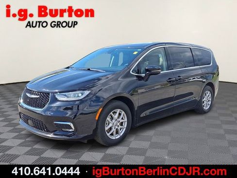 Used 2024 Chrysler Pacifica Touring-L FWD image 3