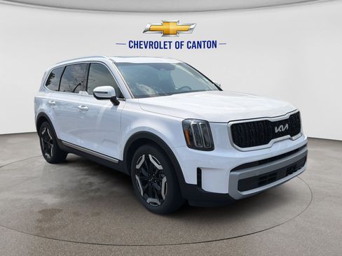 Used 2023 Kia Telluride EX w/ EX Captain's Chair Package AWD/4WD image 3