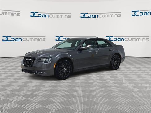 Used 2019 Chrysler 300 S image 4