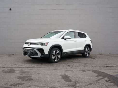 Used 2025 Volkswagen Taos SE AWD/4WD image 1