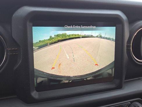Used 2021 Jeep Wrangler Unlimited Sahara AWD/4WD image 6