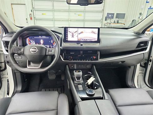 Used 2025 Nissan Rogue SL w/ Tech Package image 26