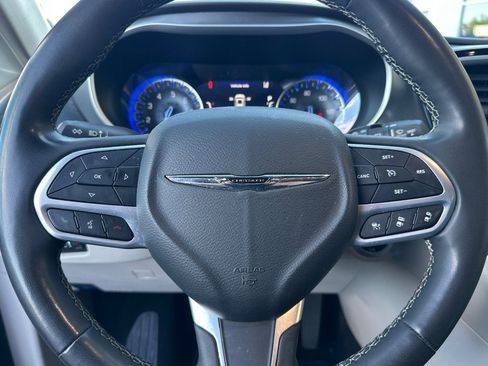 Used 2023 Chrysler Pacifica Touring-L image 26