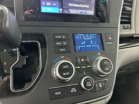Used 2017 Toyota Sienna XLE image 17