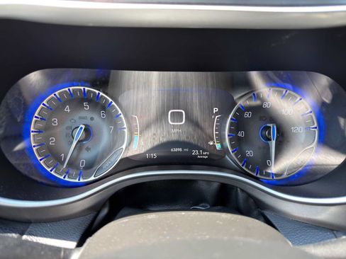 Used 2023 Chrysler Pacifica Touring-L FWD image 12